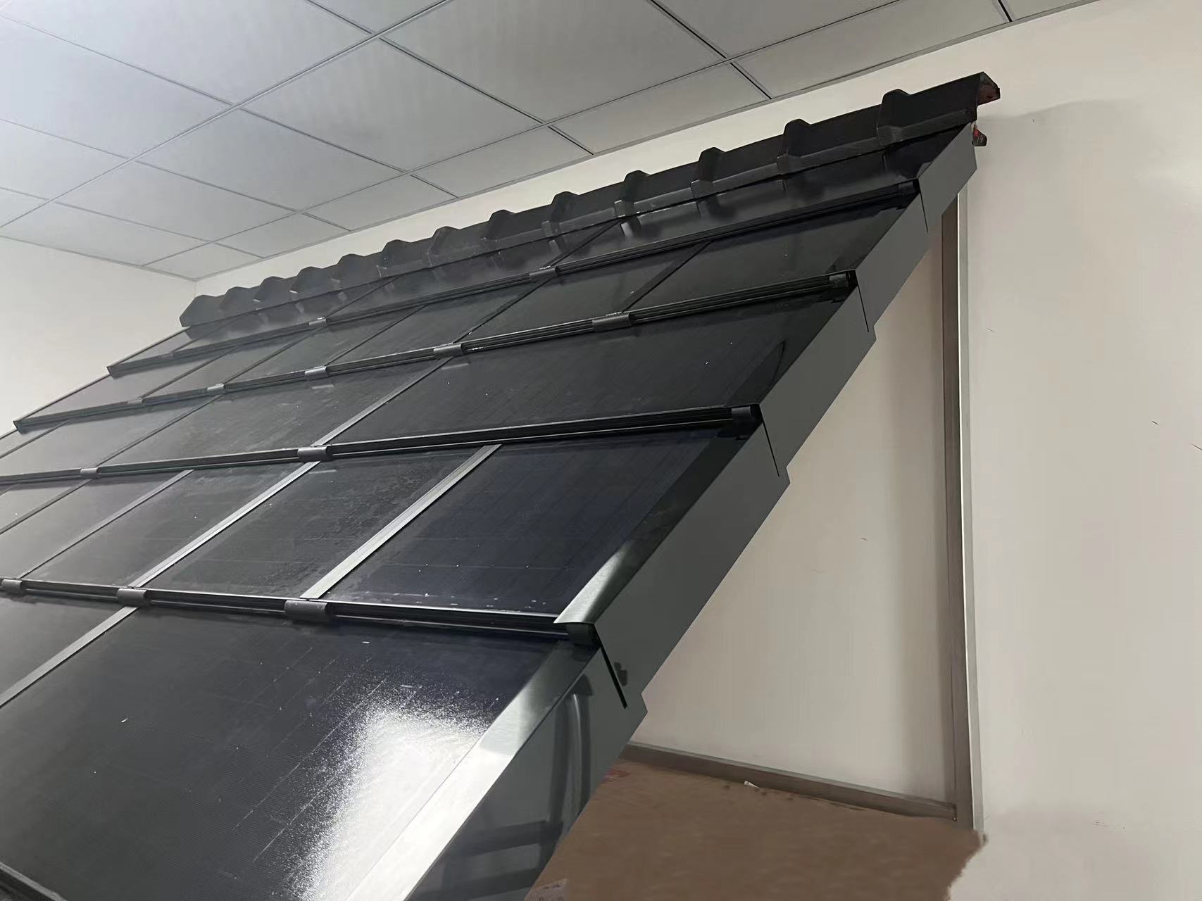 최고의 태양광 BIPV 타일 지붕 샘플룸 설치