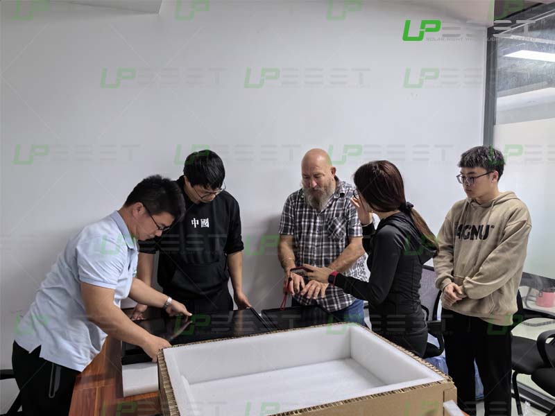 고객에게 BIPV 태양광 타일 솔루션을 제시하는 Upbest